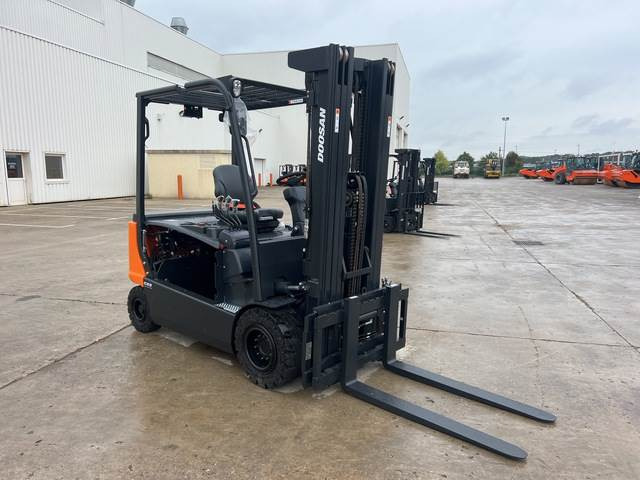 Doosan B35X-7 PLUS - Carretilla elevadora eléctrica: foto 4 Doosan B35X-7 PLUS - Carretilla elevadora eléctrica: foto 4