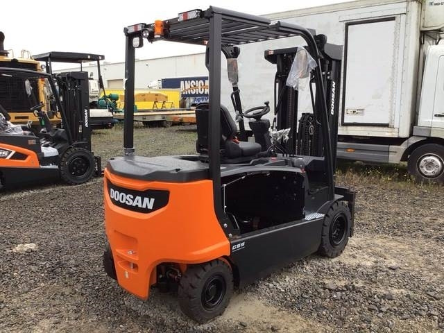 Doosan B35X-7 PLUS - Carretilla elevadora eléctrica: foto 3 Doosan B35X-7 PLUS - Carretilla elevadora eléctrica: foto 3