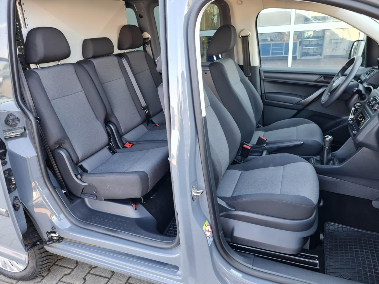 Volkswagen Caddy 4Motion TDi Kombi 5-Sitze TEMPO STHZ REGALSYSTEM - Furgoneta combi: foto 4 Volkswagen Caddy 4Motion TDi Kombi 5-Sitze TEMPO STHZ REGALSYSTEM - Furgoneta combi: foto 4