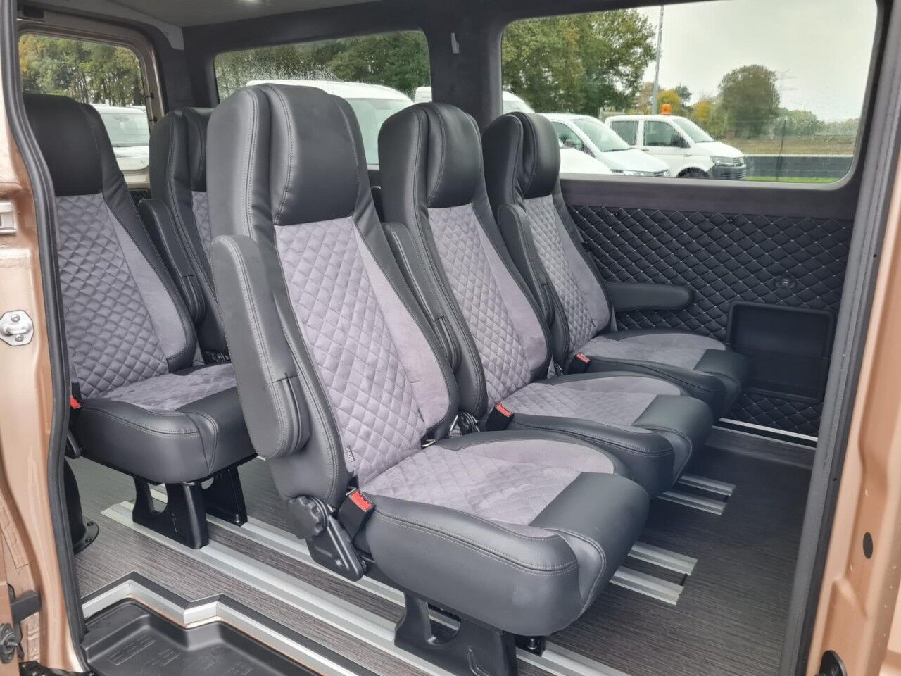 Volkswagen Crafter 35 - baugl. TGE 3.180 Kombi Sonderumbau - Minibús, Furgoneta de pasajeros: foto 4 Volkswagen Crafter 35 - baugl. TGE 3.180 Kombi Sonderumbau - Minibús, Furgoneta de pasajeros: foto 4