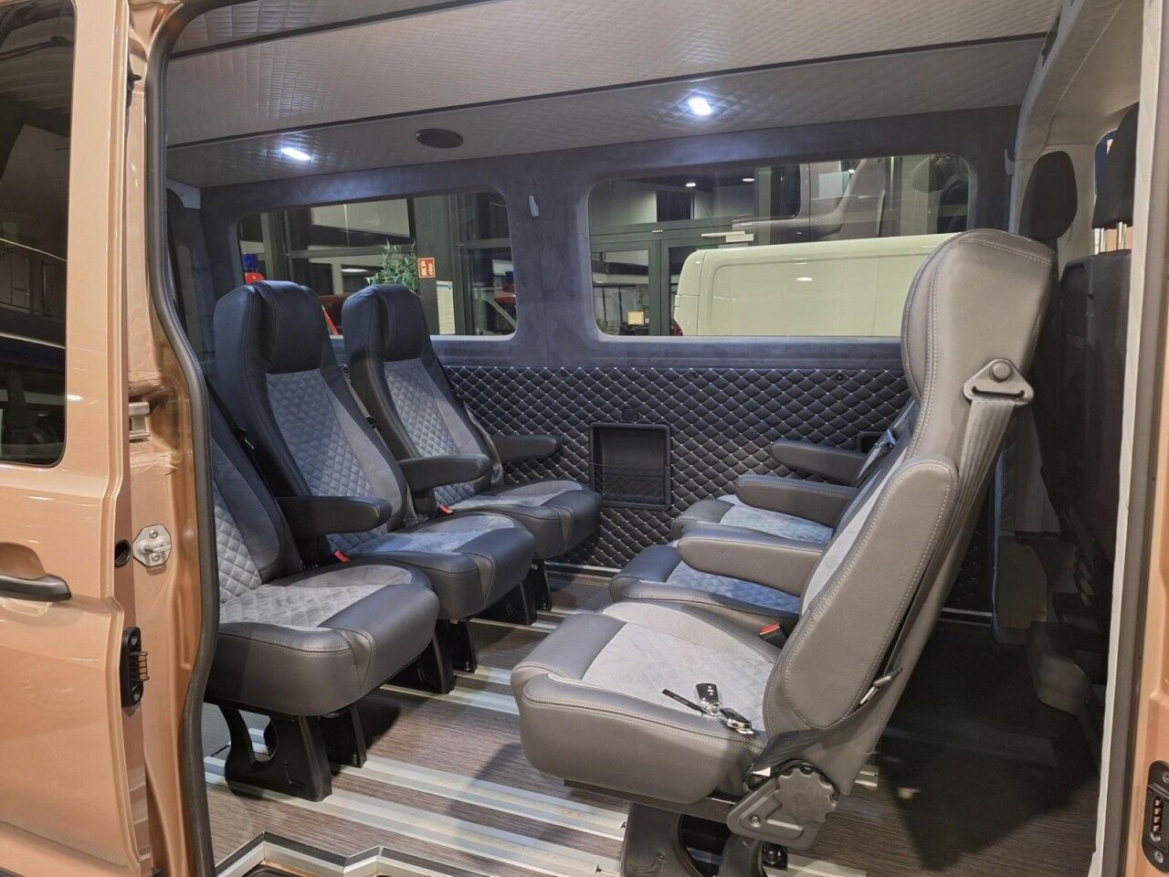 Volkswagen Crafter 35 - baugl. TGE 3.180 Kombi Sonderumbau - Minibús, Furgoneta de pasajeros: foto 5 Volkswagen Crafter 35 - baugl. TGE 3.180 Kombi Sonderumbau - Minibús, Furgoneta de pasajeros: foto 5