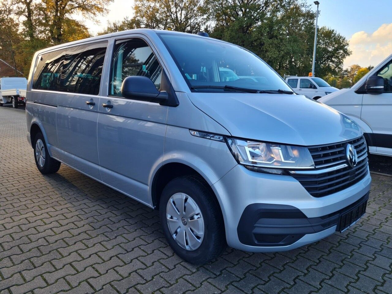 Volkswagen T6.1 Caravelle Trendline LR 9 Sitze 2 Schiebetüren - Minibús, Furgoneta de pasajeros: foto 3 Volkswagen T6.1 Caravelle Trendline LR 9 Sitze 2 Schiebetüren - Minibús, Furgoneta de pasajeros: foto 3