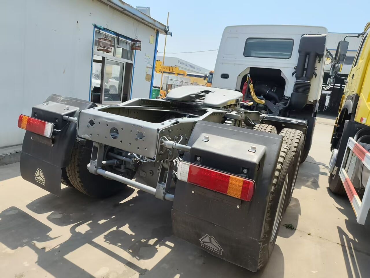 SINOTRUK Howo 371hp truck tractor - Cabeza tractora: foto 5 SINOTRUK Howo 371hp truck tractor - Cabeza tractora: foto 5