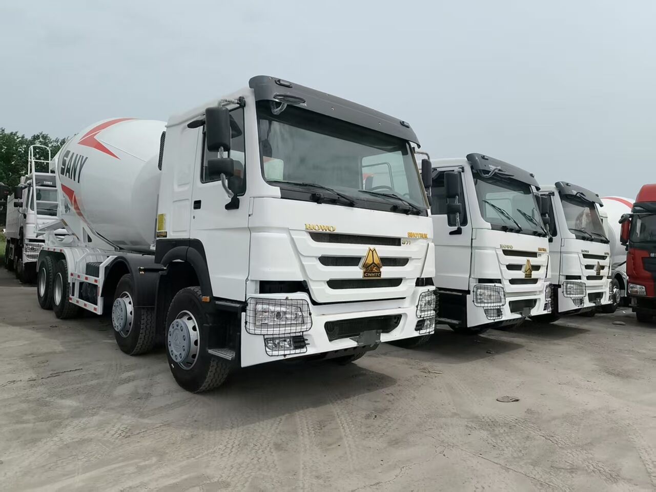 SINOTRUK HOWO 8*4 concrete mixer truck - Camión hormigonera: foto 1 SINOTRUK HOWO 8*4 concrete mixer truck - Camión hormigonera: foto 1