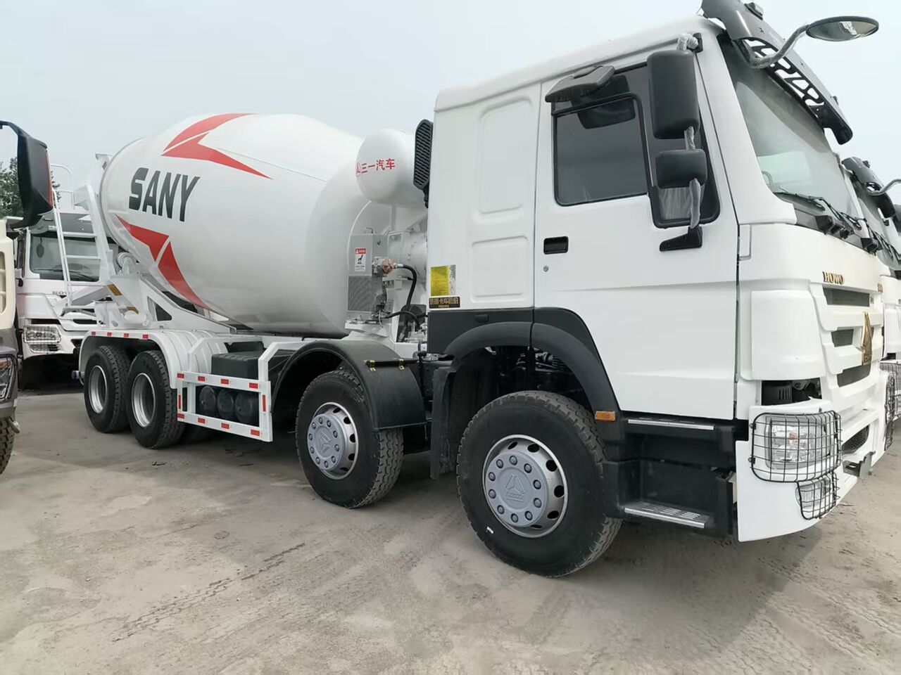 SINOTRUK HOWO 8*4 concrete mixer truck - Camión hormigonera: foto 3 SINOTRUK HOWO 8*4 concrete mixer truck - Camión hormigonera: foto 3