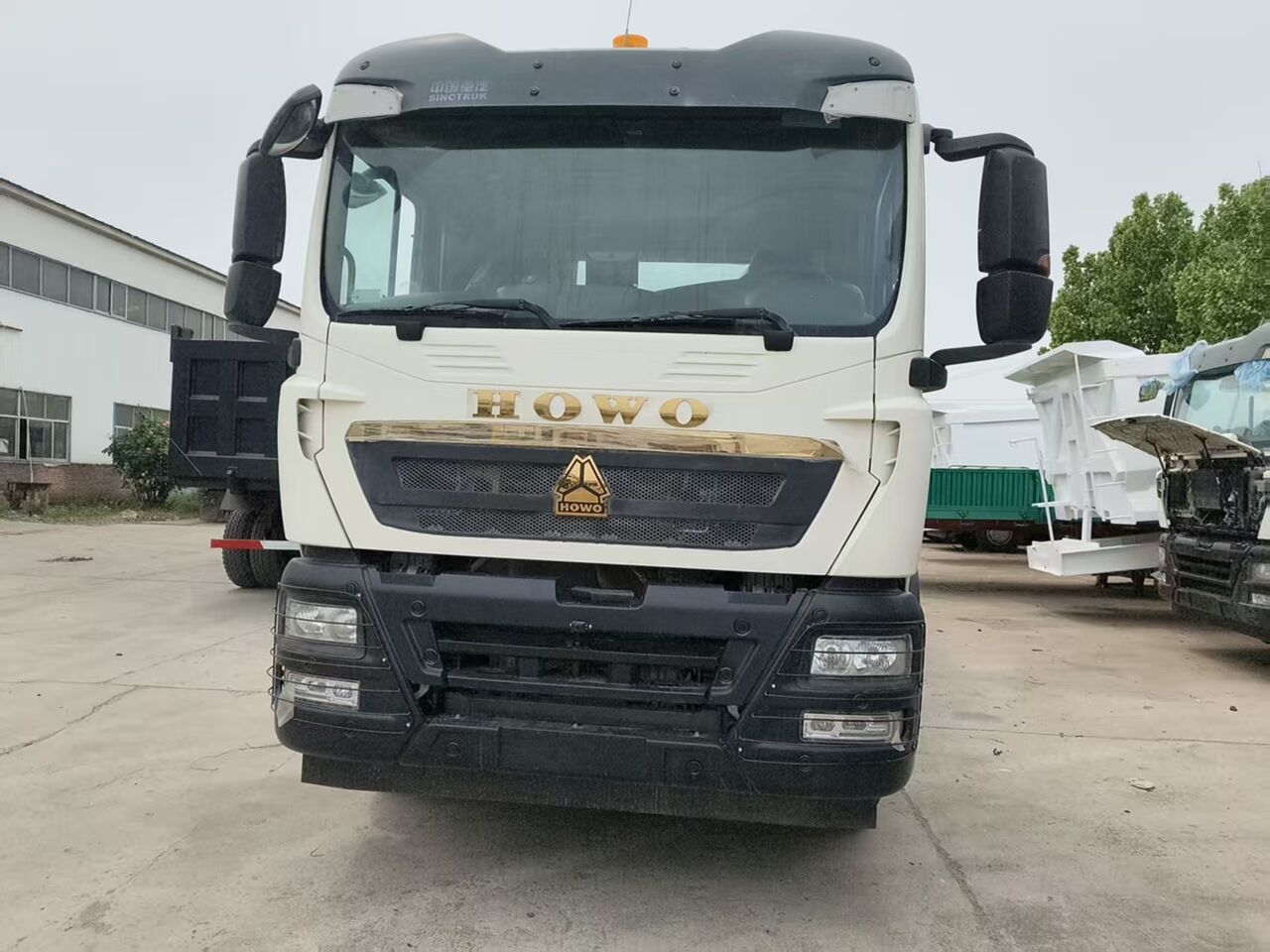 SINOTRUK HOWO TX350 6*4 concrete mixer truck - Camión hormigonera: foto 2 SINOTRUK HOWO TX350 6*4 concrete mixer truck - Camión hormigonera: foto 2