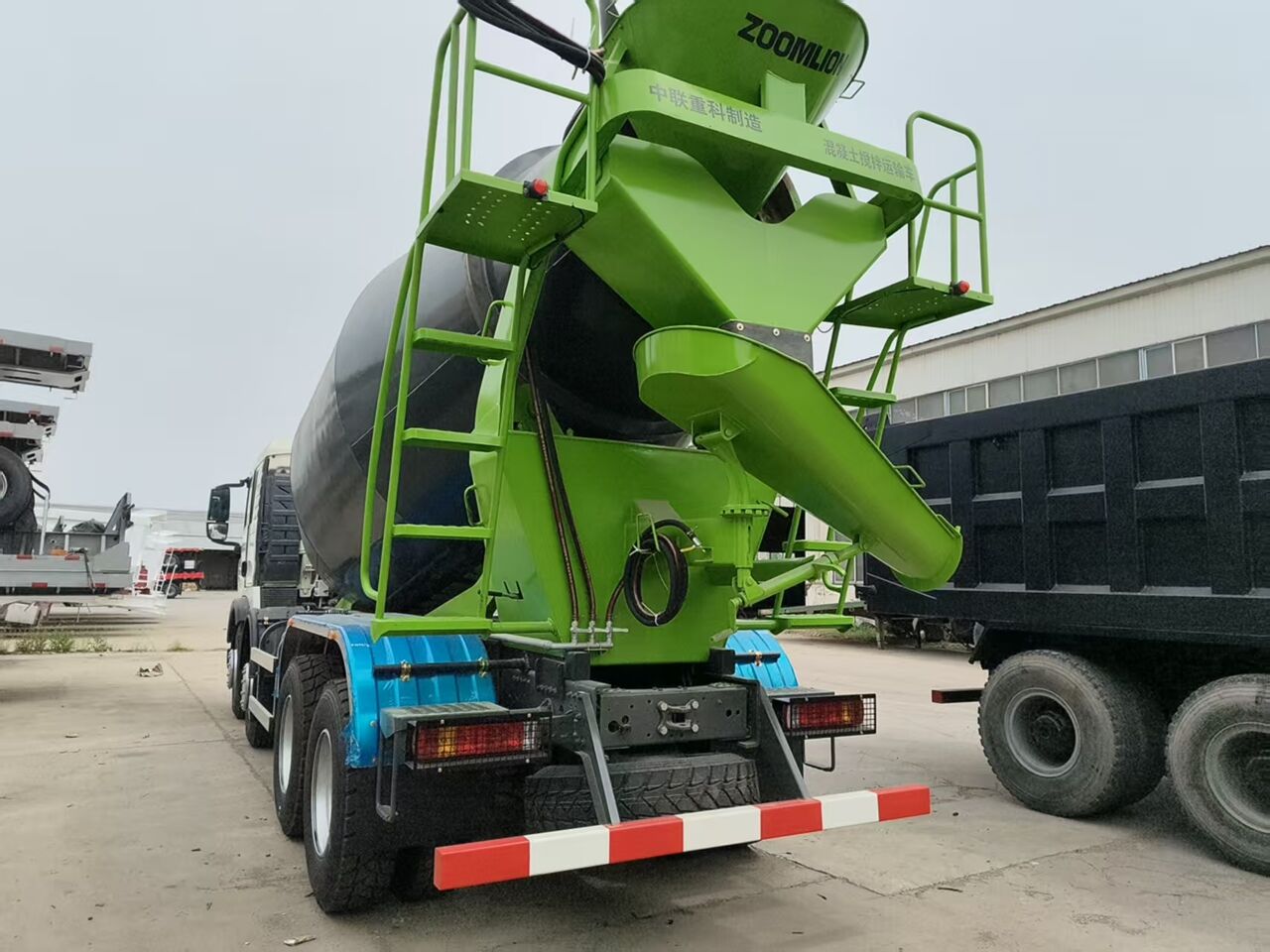 SINOTRUK HOWO TX350 6*4 concrete mixer truck - Camión hormigonera: foto 4 SINOTRUK HOWO TX350 6*4 concrete mixer truck - Camión hormigonera: foto 4