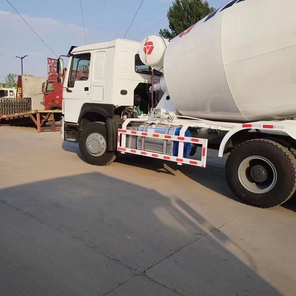 SINOTRUK Howo 14m³ concrete mixer truck - Camión hormigonera: foto 4 SINOTRUK Howo 14m³ concrete mixer truck - Camión hormigonera: foto 4