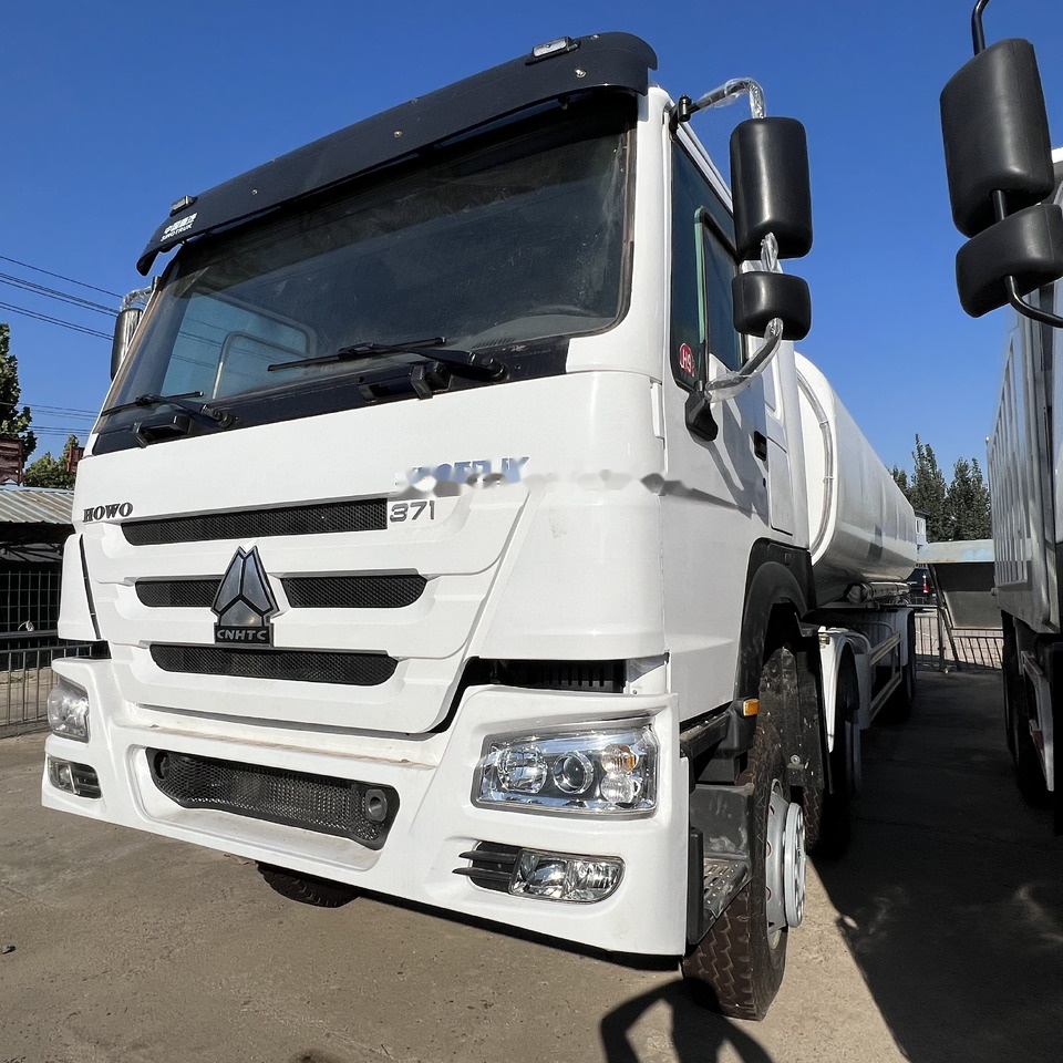 Sinotruk HOWO 371 8*4 Tank truck - Cisterna camión: foto 5 Sinotruk HOWO 371 8*4 Tank truck - Cisterna camión: foto 5