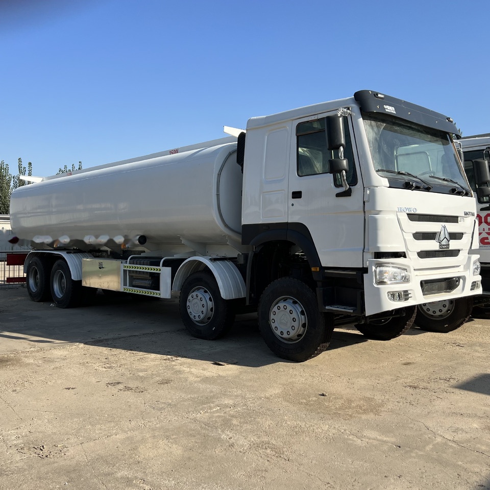 Sinotruk HOWO 371 8*4 Tank truck - Cisterna camión: foto 1 Sinotruk HOWO 371 8*4 Tank truck - Cisterna camión: foto 1