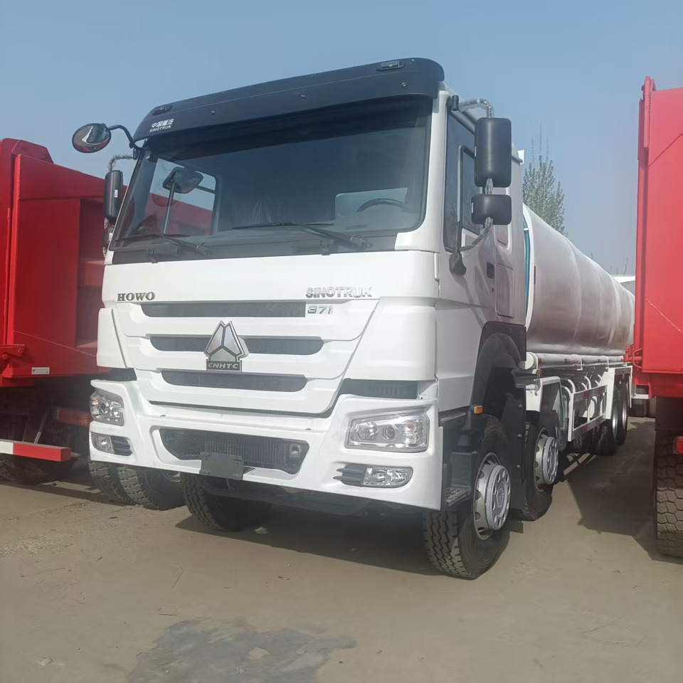 Sinotruk HOWO 371 8*4 Tank truck - Cisterna camión: foto 1 Sinotruk HOWO 371 8*4 Tank truck - Cisterna camión: foto 1
