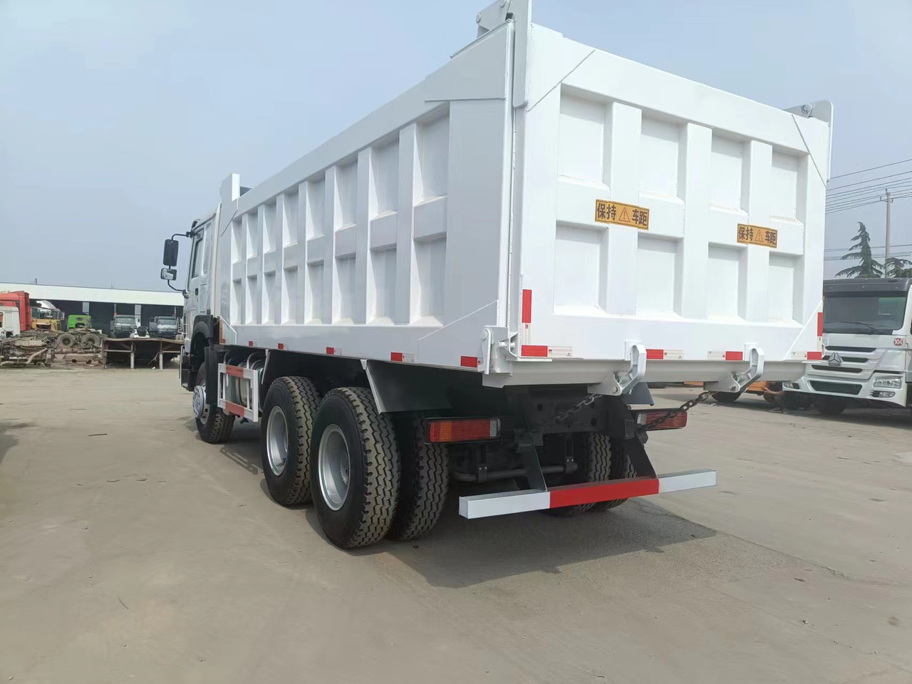 Sinotruk HOWO 375 6*4 dump truck - Minidumper: foto 3 Sinotruk HOWO 375 6*4 dump truck - Minidumper: foto 3