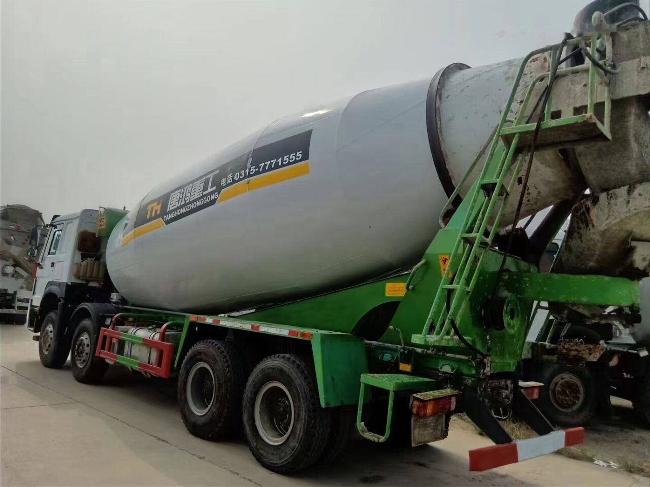 Sinotruk HOWO 8*4 Concrete mixer truck - Camión hormigonera: foto 5 Sinotruk HOWO 8*4 Concrete mixer truck - Camión hormigonera: foto 5