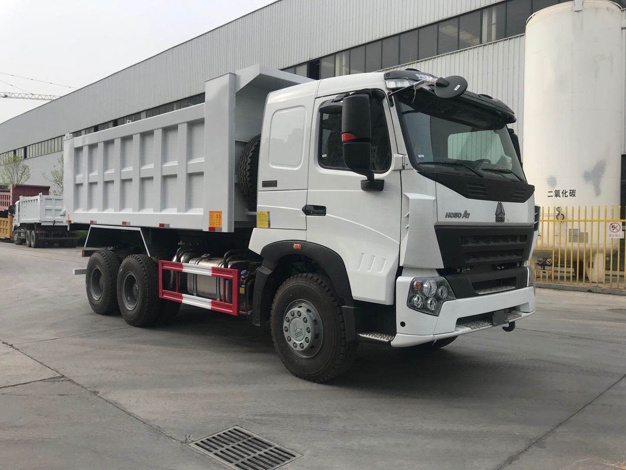 Sinotruk HOWO A7 - Minidumper: foto 3 Sinotruk HOWO A7 - Minidumper: foto 3