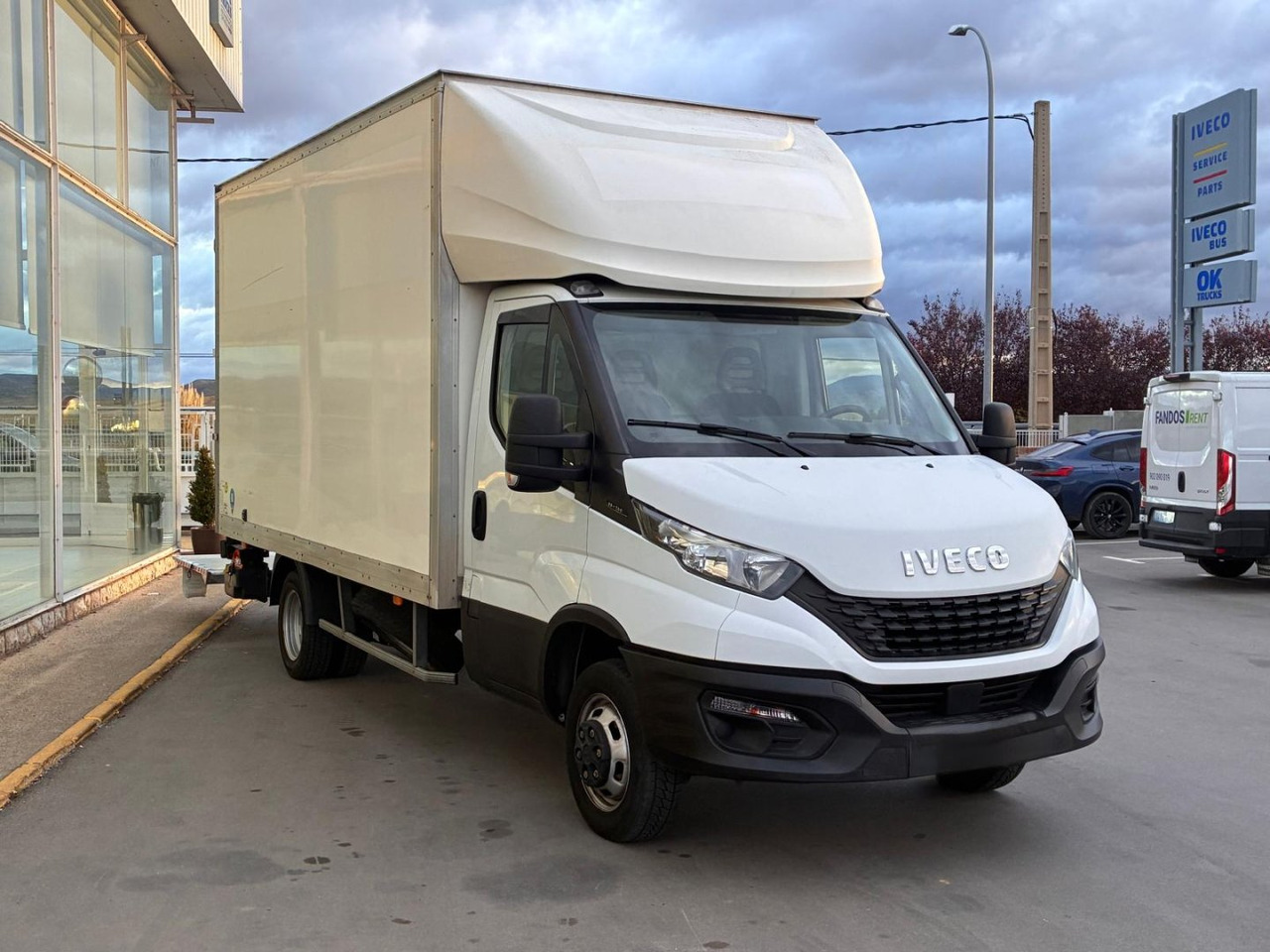 Caja cerrada IVECO 35C14 20m3 con puertas traseras y rampa elevadora - Furgoneta: foto 3 Caja cerrada IVECO 35C14 20m3 con puertas traseras y rampa elevadora - Furgoneta: foto 3