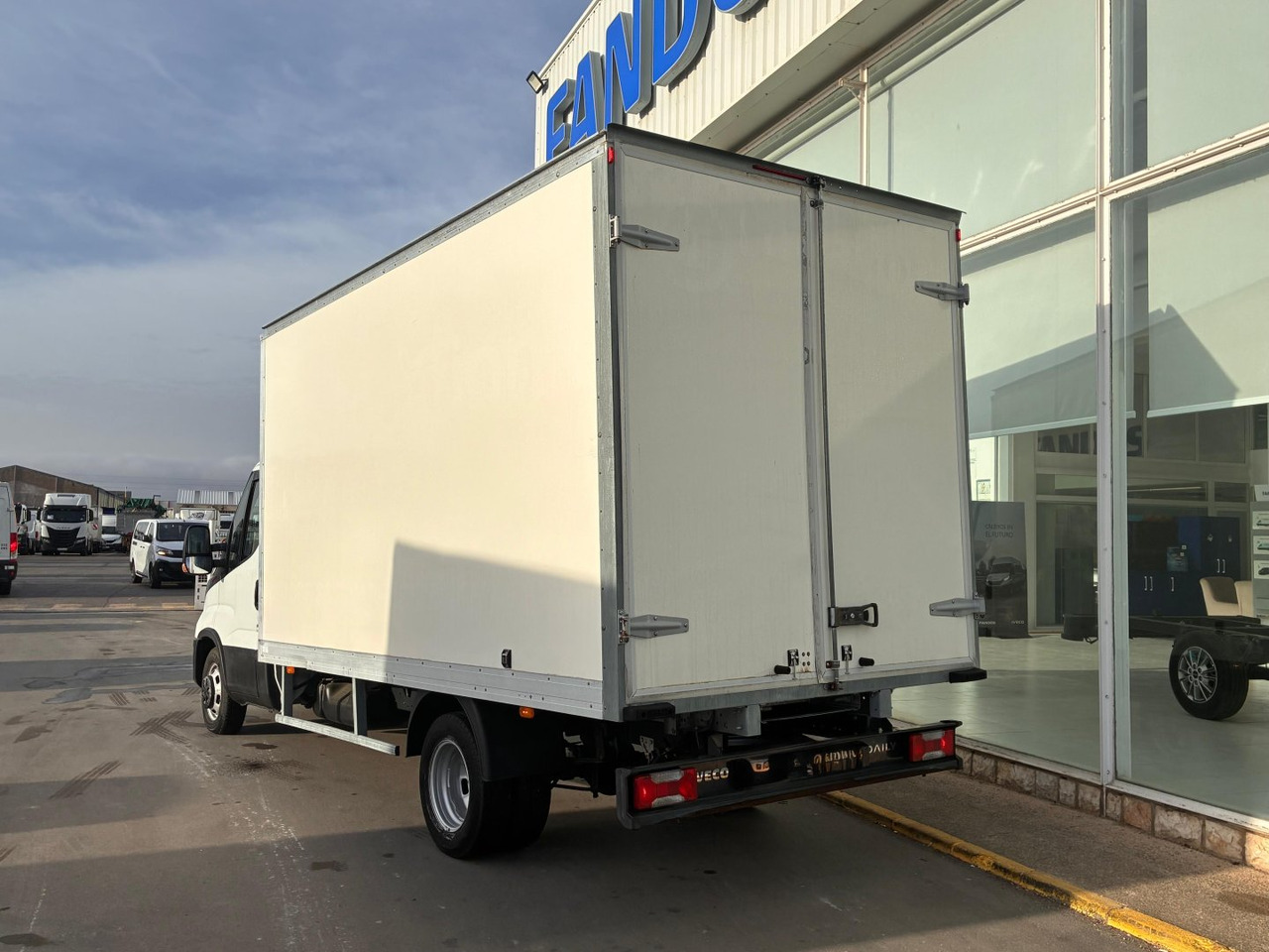 Caja cerrada IVECO 35C16 3.0 20m3 con puertas traseras - Furgoneta: foto 4 Caja cerrada IVECO 35C16 3.0 20m3 con puertas traseras - Furgoneta: foto 4