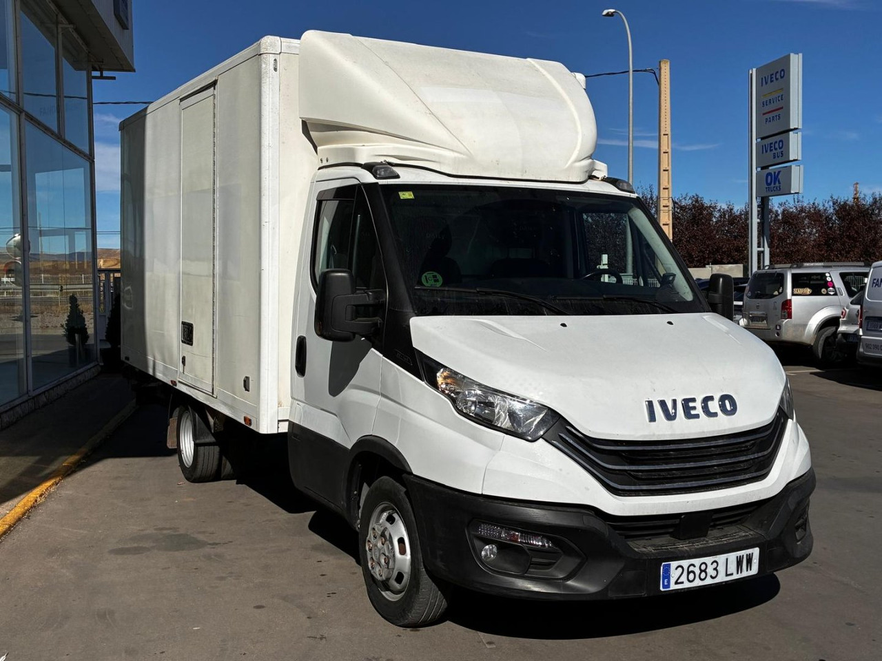 Caja cerrada con plataforma elevadora IVECO 35C14 20m3 con puerta lateral - Furgoneta: foto 3 Caja cerrada con plataforma elevadora IVECO 35C14 20m3 con puerta lateral - Furgoneta: foto 3