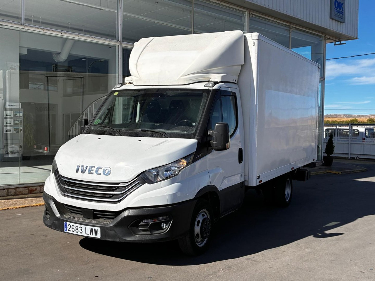 Caja cerrada con plataforma elevadora IVECO 35C14 20m3 con puerta lateral - Furgoneta: foto 1 Caja cerrada con plataforma elevadora IVECO 35C14 20m3 con puerta lateral - Furgoneta: foto 1