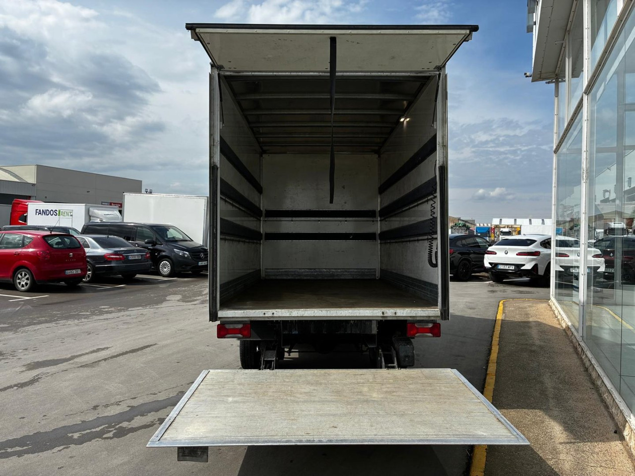 Caja cerrada con plataforma elevadora IVECO 35C16 20m3 Automática - Furgoneta: foto 5 Caja cerrada con plataforma elevadora IVECO 35C16 20m3 Automática - Furgoneta: foto 5