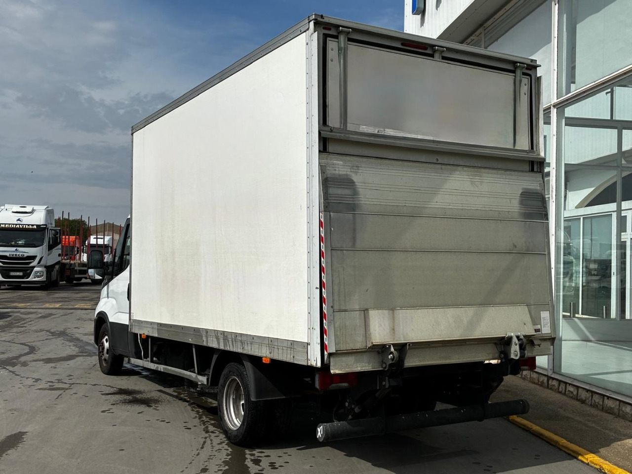 Caja cerrada con plataforma elevadora IVECO 35C16 20m3 Automática - Furgoneta: foto 4 Caja cerrada con plataforma elevadora IVECO 35C16 20m3 Automática - Furgoneta: foto 4