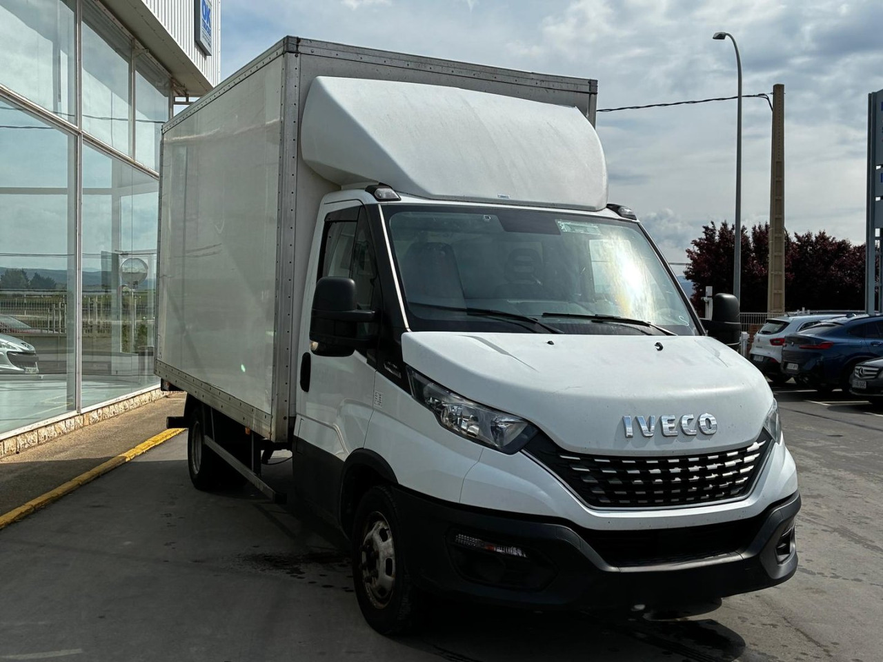 Caja cerrada con plataforma elevadora IVECO 35C16 20m3 Automática - Furgoneta: foto 3 Caja cerrada con plataforma elevadora IVECO 35C16 20m3 Automática - Furgoneta: foto 3