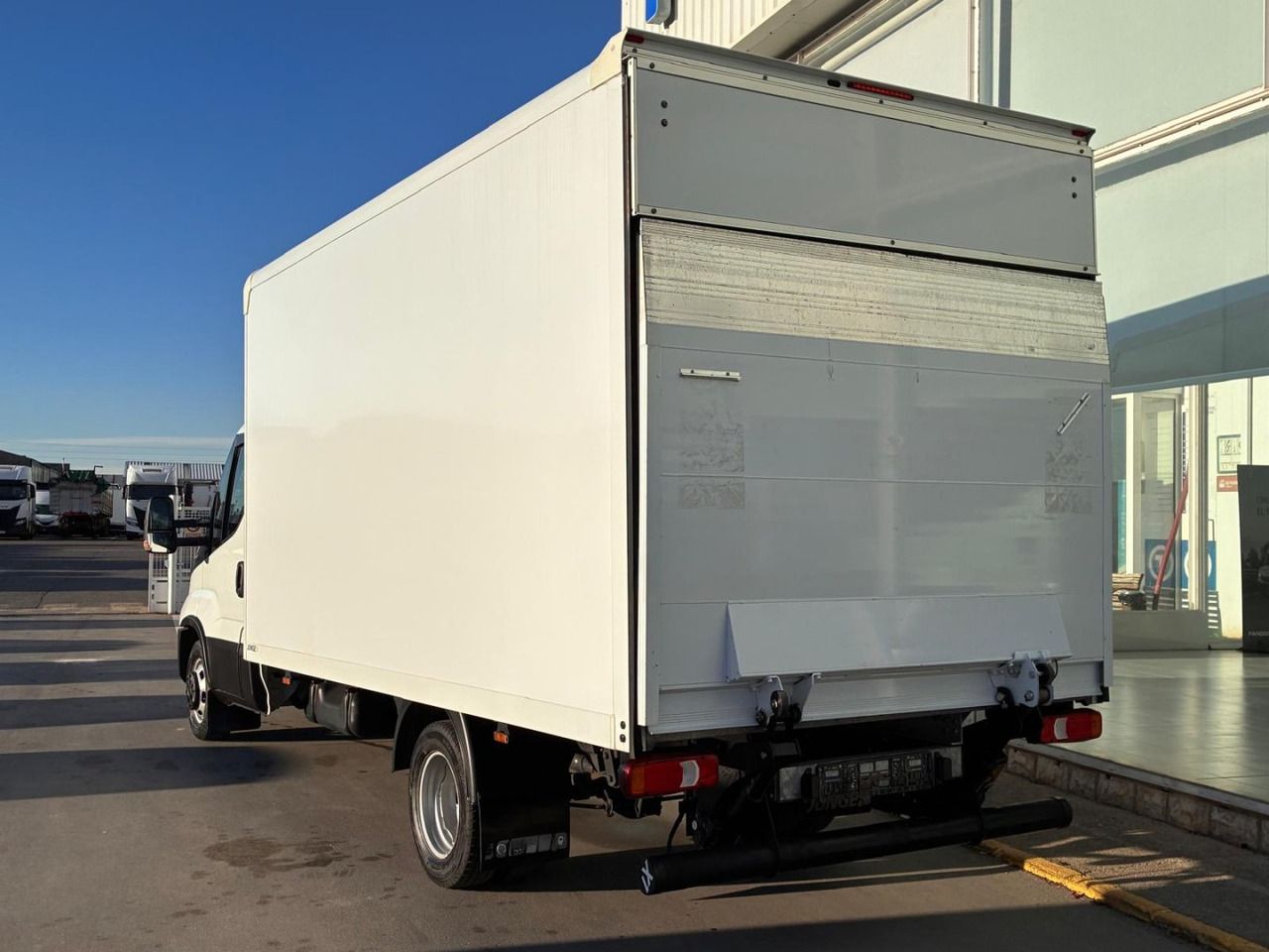Caja cerrada con plataforma elevadora IVECO 35C16 20m3 - Furgoneta: foto 4 Caja cerrada con plataforma elevadora IVECO 35C16 20m3 - Furgoneta: foto 4