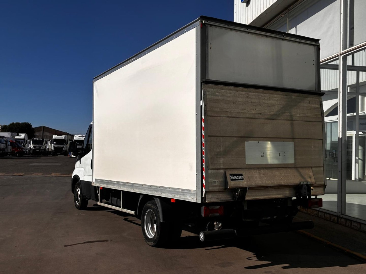 Caja cerrada con plataforma elevadora IVECO 35C16 20m3 - Furgoneta: foto 4 Caja cerrada con plataforma elevadora IVECO 35C16 20m3 - Furgoneta: foto 4