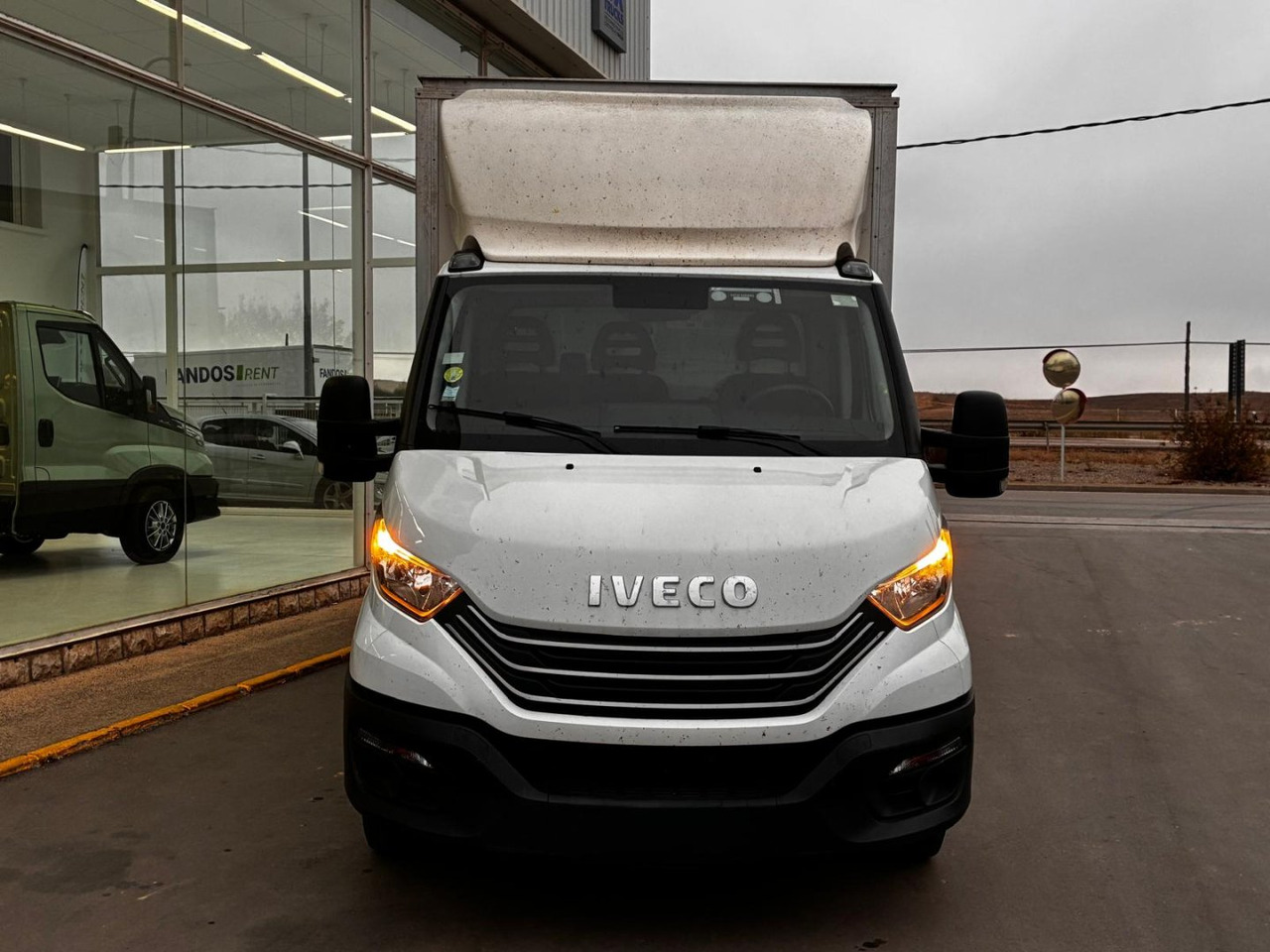 Caja cerrada con plataforma elevadora IVECO 35C16 3.0 20m3 - Furgoneta: foto 2 Caja cerrada con plataforma elevadora IVECO 35C16 3.0 20m3 - Furgoneta: foto 2