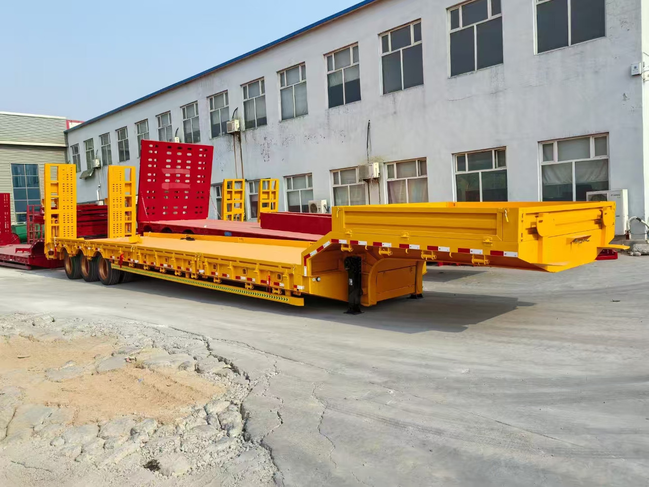 13M Low Bed Semi Trailer | 3 Axles | Heavy Duty Lowboy for Construction Machinery Transport - Góndola rebajadas semirremolque: foto 3 13M Low Bed Semi Trailer | 3 Axles | Heavy Duty Lowboy for Construction Machinery Transport - Góndola rebajadas semirremolque: foto 3