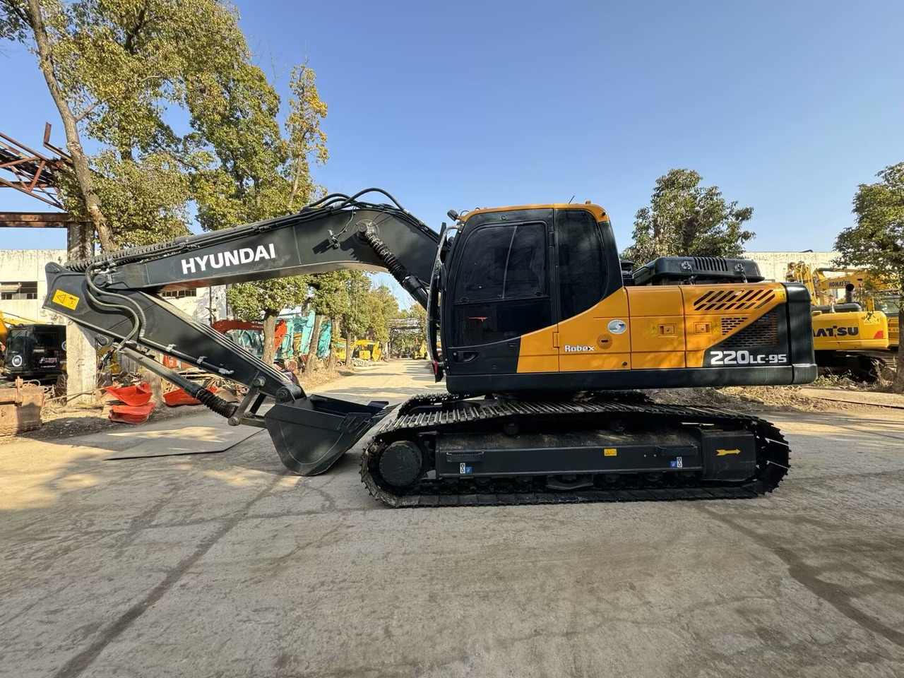 HYUNDAI 220LC - 9S 220LC-9T 305LC-9S 330LC-9S - Excavadora de cadenas: foto 1 HYUNDAI 220LC - 9S 220LC-9T 305LC-9S 330LC-9S - Excavadora de cadenas: foto 1