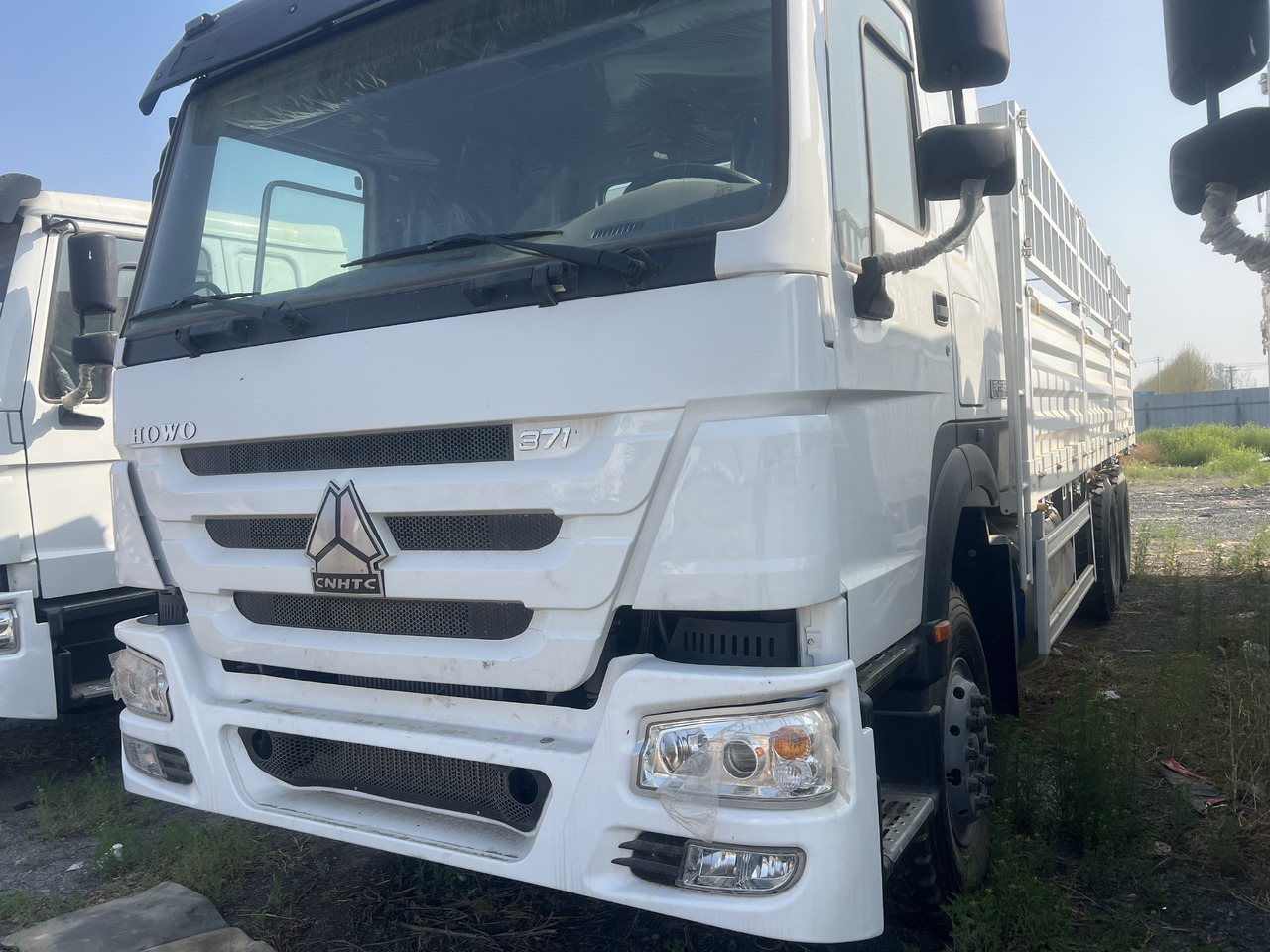 SINOTRUK HOWO 371 6*4 WITH FENCE - Volquete camión: foto 2 SINOTRUK HOWO 371 6*4 WITH FENCE - Volquete camión: foto 2