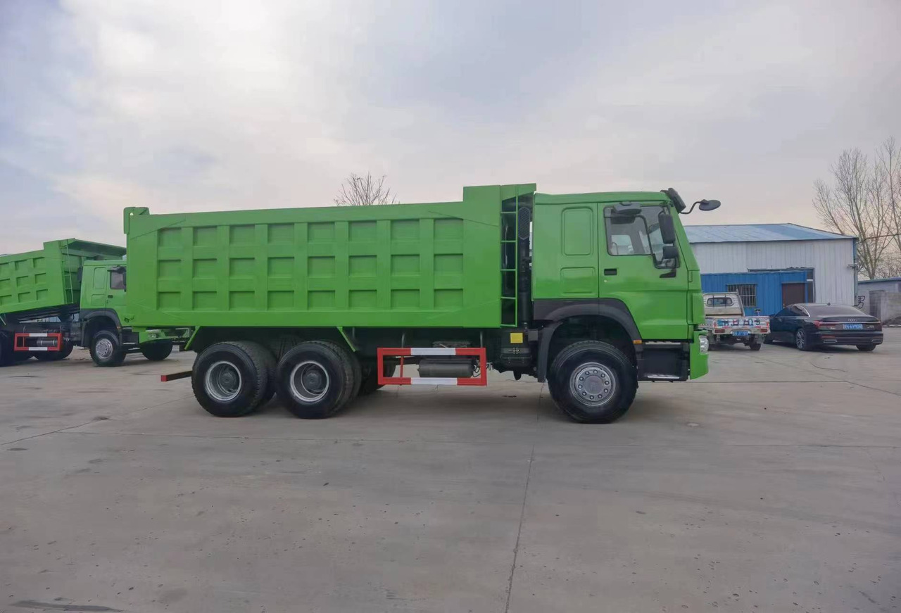 SINOTRUK HOWO 6*4 8*4 DUMP TRUCK - Volquete camión: foto 4 SINOTRUK HOWO 6*4 8*4 DUMP TRUCK - Volquete camión: foto 4