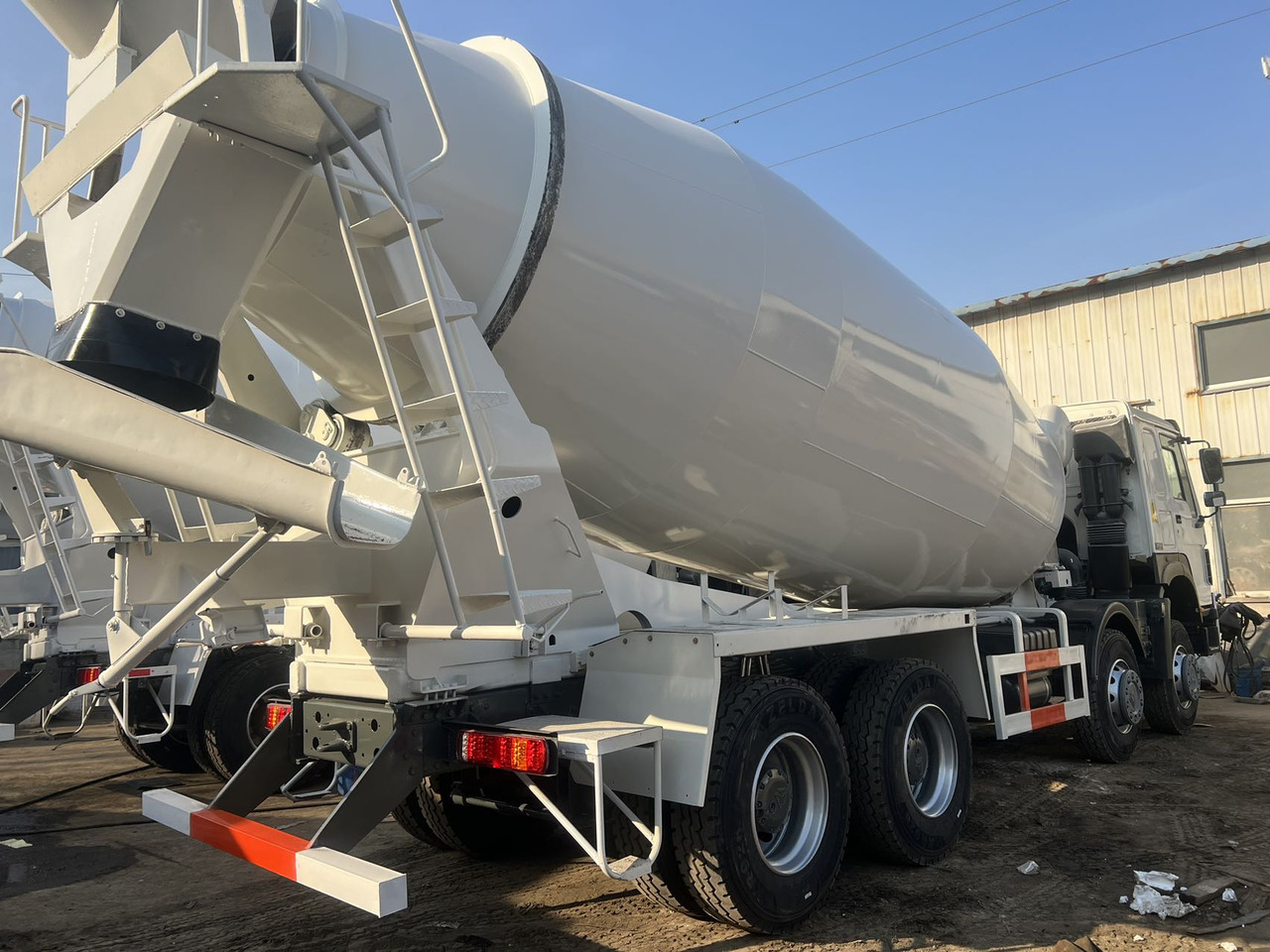 SINOTRUK HOWO 8*4 12 tires 16 CBM - Camión hormigonera: foto 2 SINOTRUK HOWO 8*4 12 tires 16 CBM - Camión hormigonera: foto 2