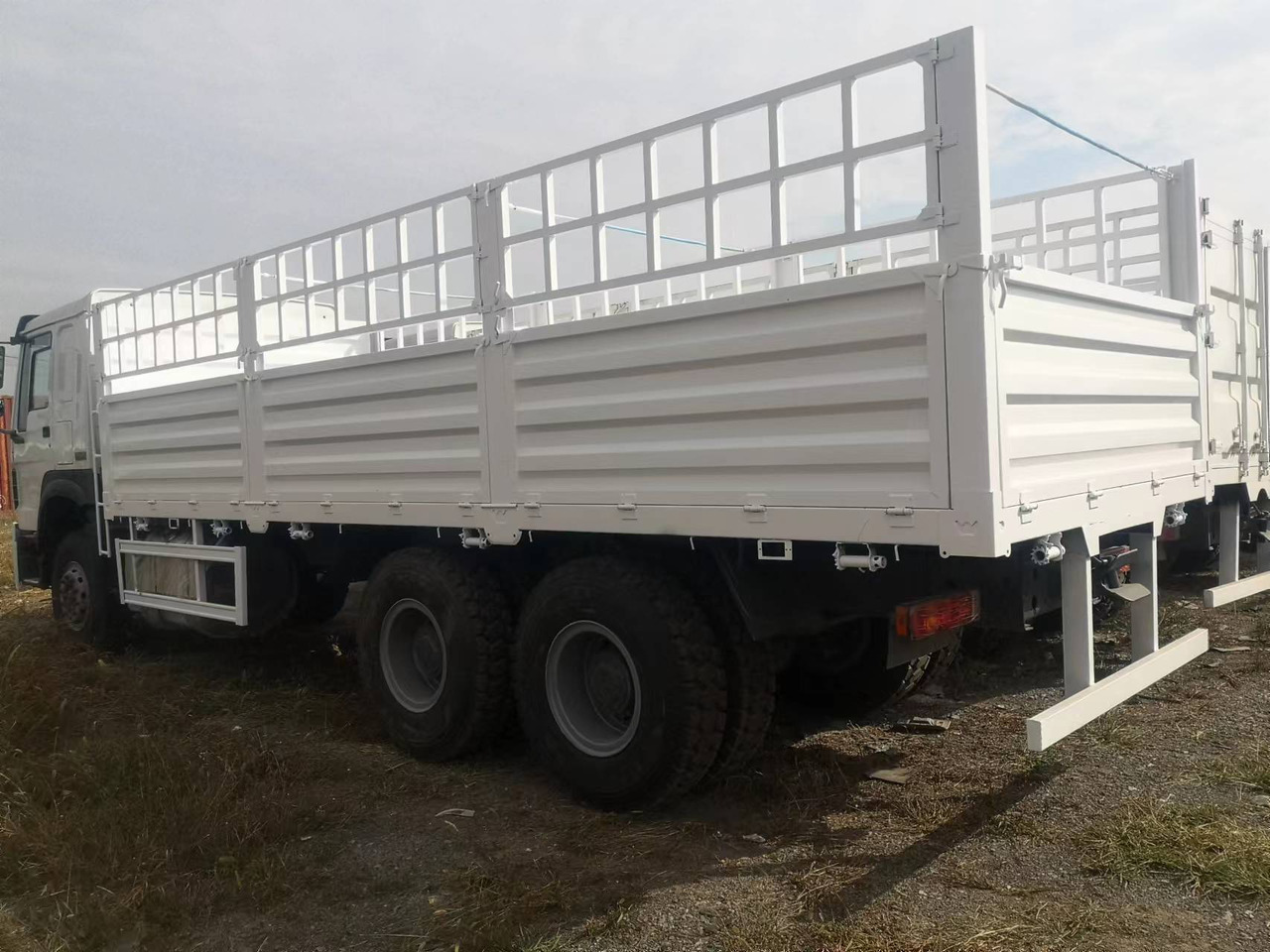 SINOTRUK HOWO FENCE LIVESTOCK DUMP TRUCK - Volquete camión: foto 4 SINOTRUK HOWO FENCE LIVESTOCK DUMP TRUCK - Volquete camión: foto 4
