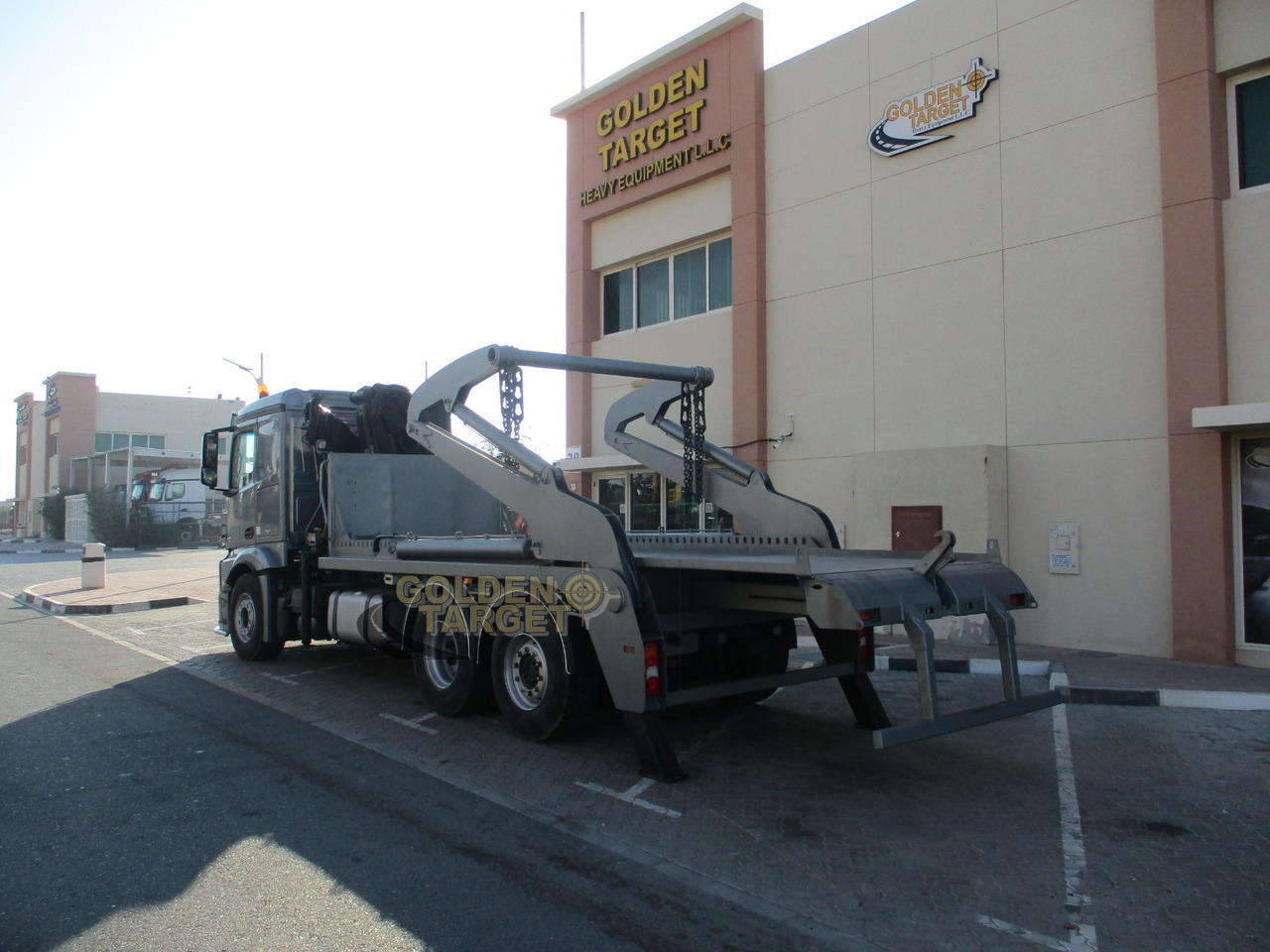 MERCEDES-BENZ 2642 6×2 DOUBLE SKIP LOADER with HIAB Crane - Portacontenedor de cadenas camión: foto 4 MERCEDES-BENZ 2642 6×2 DOUBLE SKIP LOADER with HIAB Crane - Portacontenedor de cadenas camión: foto 4