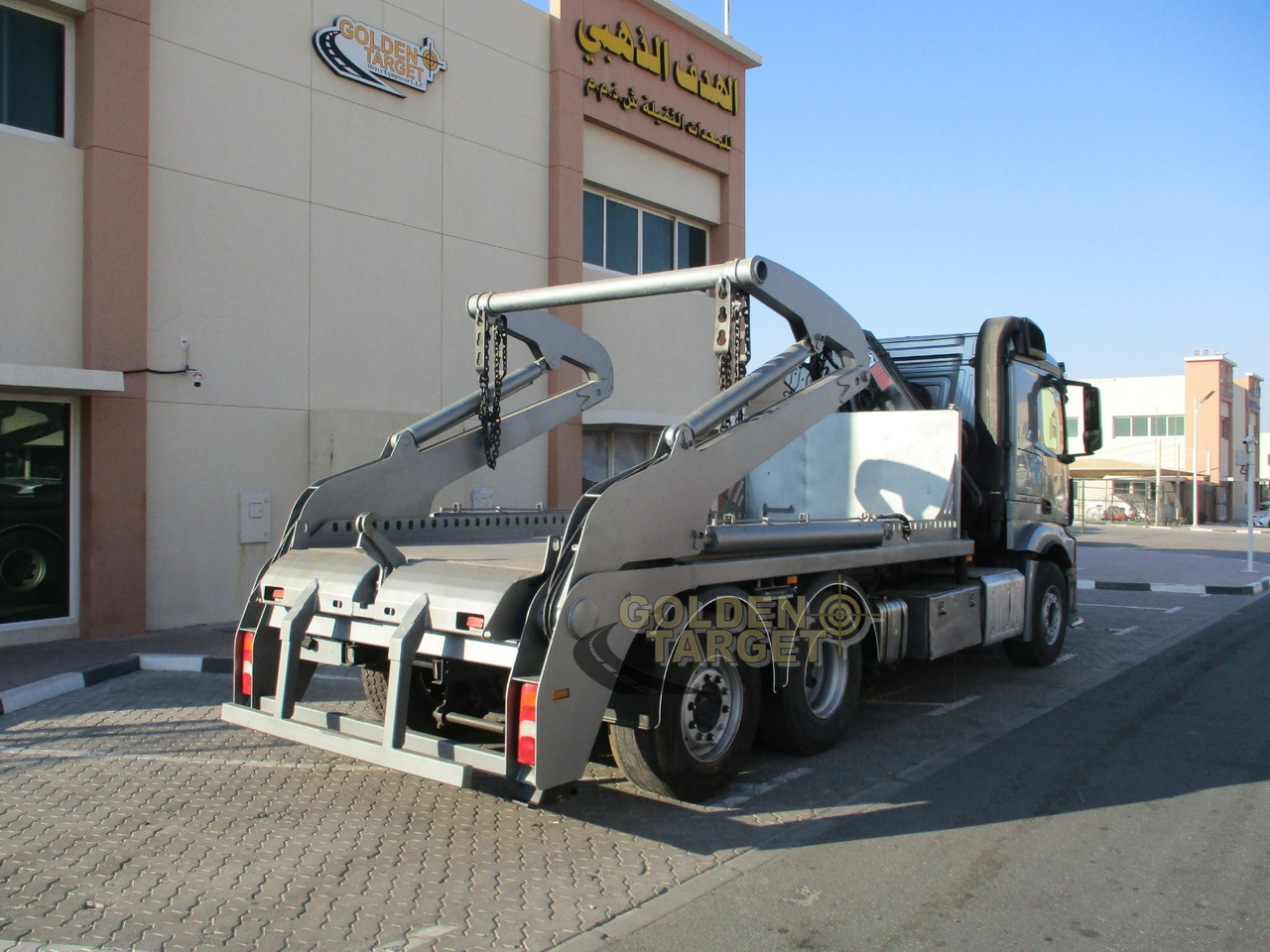 MERCEDES-BENZ 2642 6×2 DOUBLE SKIP LOADER with HIAB Crane - Portacontenedor de cadenas camión: foto 3 MERCEDES-BENZ 2642 6×2 DOUBLE SKIP LOADER with HIAB Crane - Portacontenedor de cadenas camión: foto 3