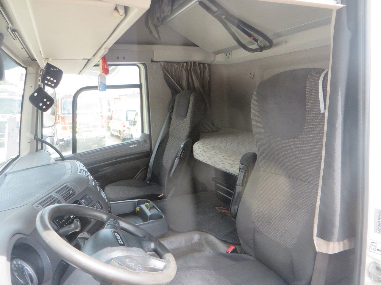 Leasing financiero de  DAF CF320 4x2 18T Curtainside 7.70m leasing DAF CF320 4x2 18T Curtainside 7.70m: foto 11