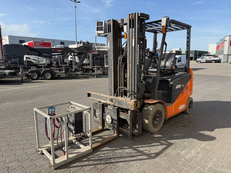 Doosan B 25 NS - Carretilla elevadora eléctrica: foto 4 Doosan B 25 NS - Carretilla elevadora eléctrica: foto 4