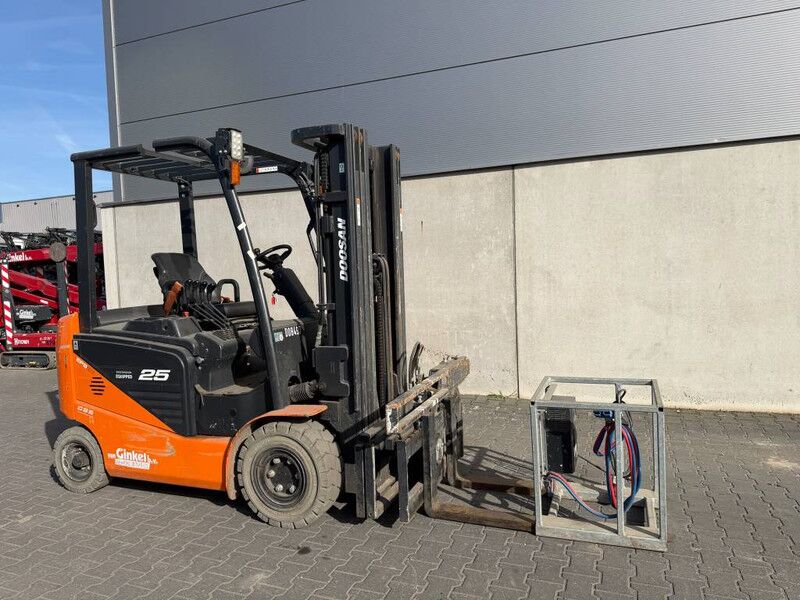 Doosan B 25 NS - Carretilla elevadora eléctrica: foto 2 Doosan B 25 NS - Carretilla elevadora eléctrica: foto 2