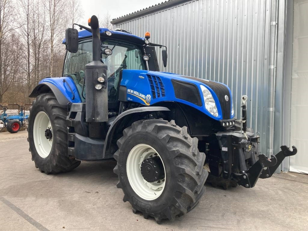New Holland T 8.320 AC - Tractor: foto 1 New Holland T 8.320 AC - Tractor: foto 1