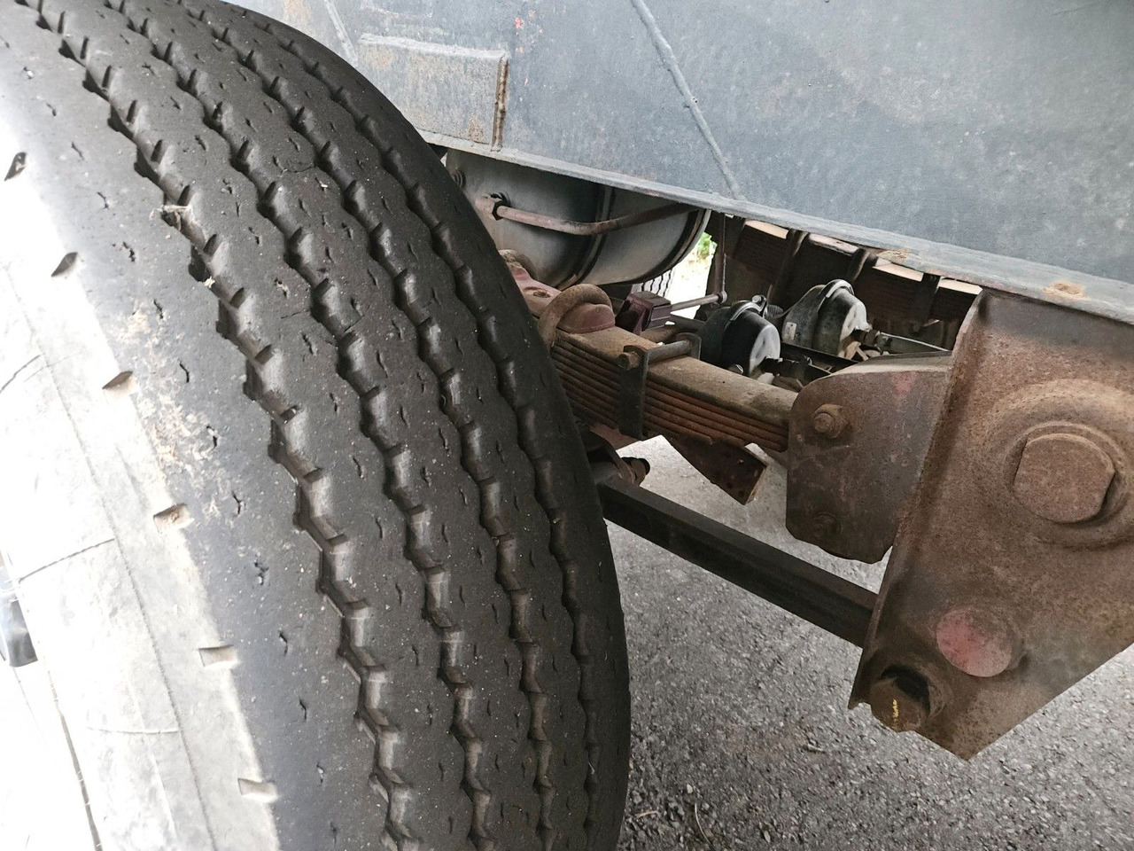 Kässbohrer Silo Güllefaß 33m³ Blattfederung - Semirremolque silo: foto 4 Kässbohrer Silo Güllefaß 33m³ Blattfederung - Semirremolque silo: foto 4