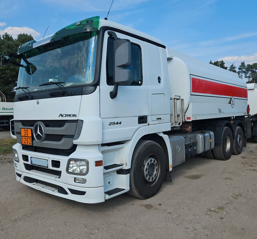 Mercedes-Benz Actros 2544 6x2 Tankwagen - Cisterna camión: foto 1 Mercedes-Benz Actros 2544 6x2 Tankwagen - Cisterna camión: foto 1