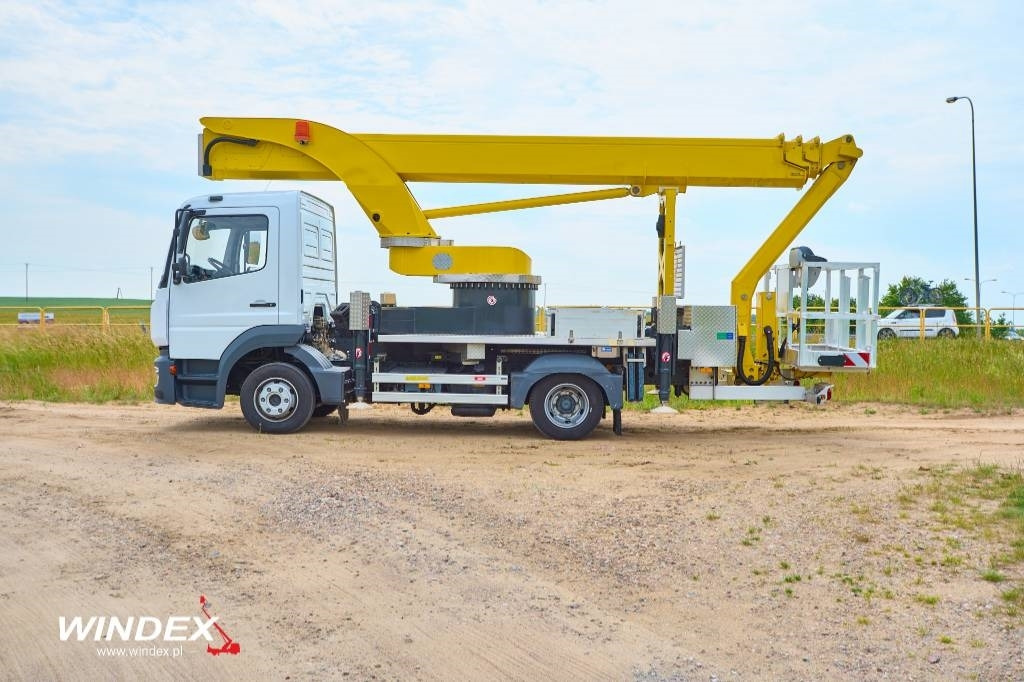 Camión con plataforma elevadora Palfinger P 300 KS: foto 7