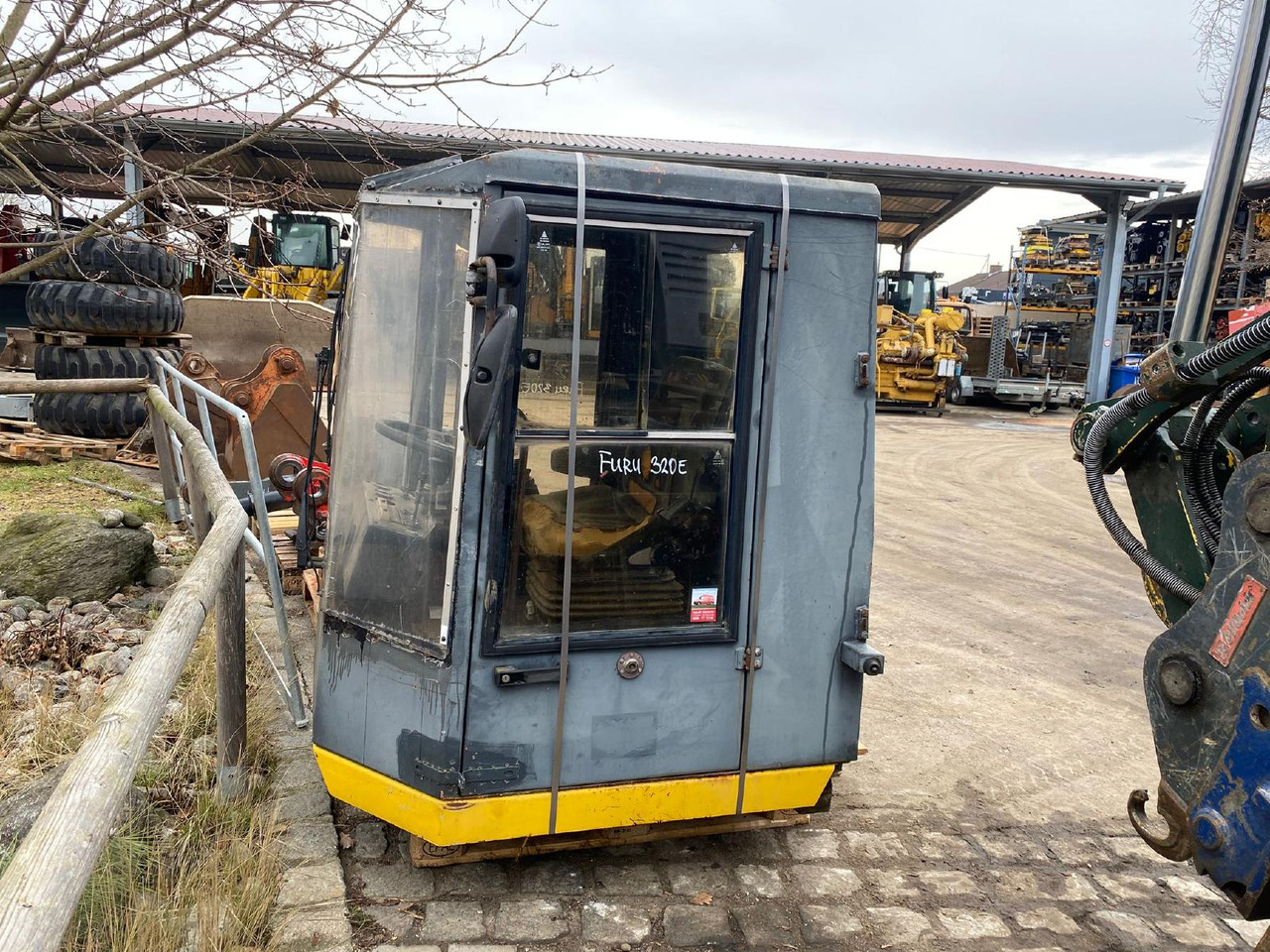 Furukawa 320 E - Cabina para Maquinaria de construcción: foto 2 Furukawa 320 E - Cabina para Maquinaria de construcción: foto 2