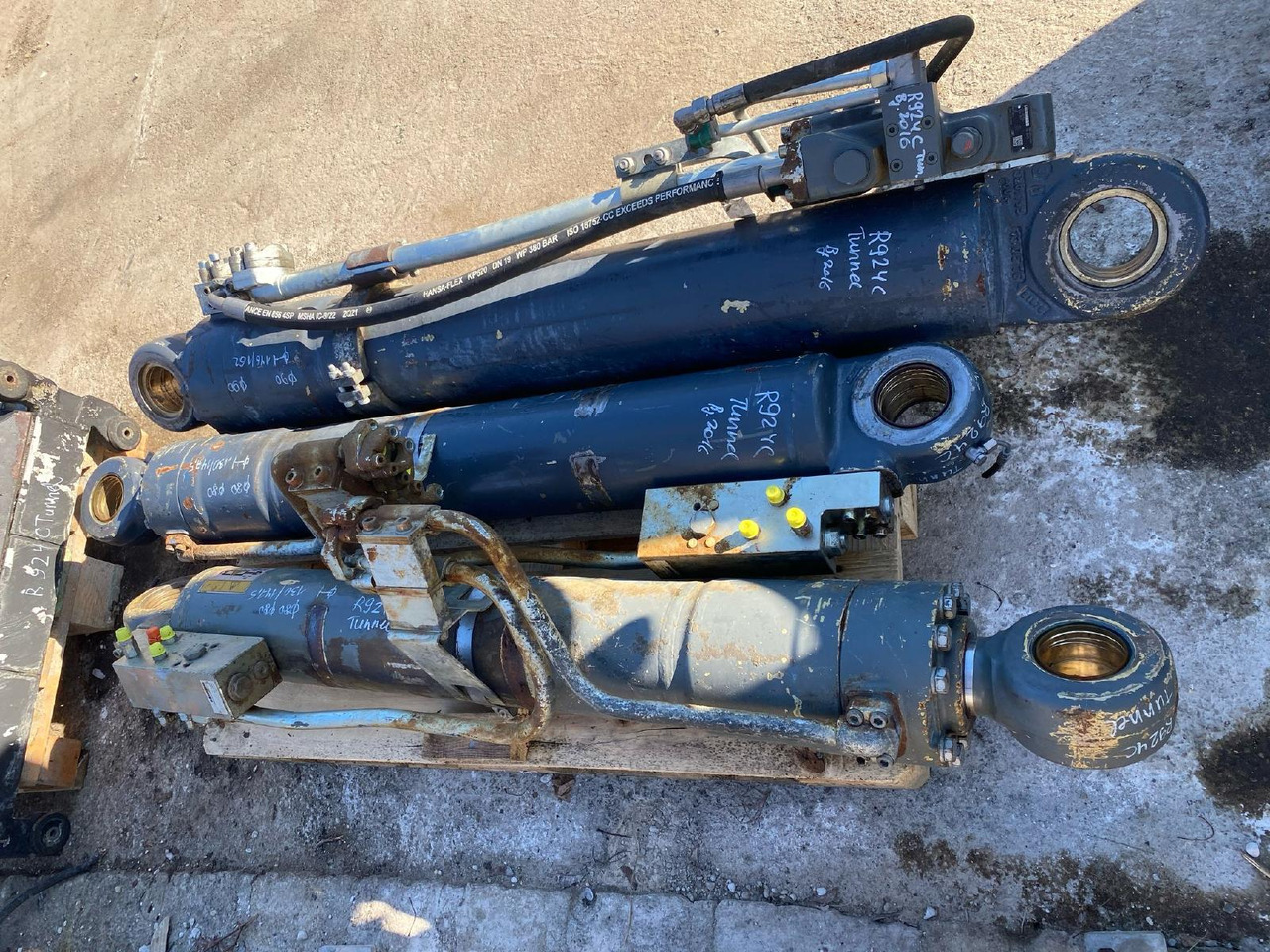 Liebherr R 924 C - Cilindro hidráulico para Maquinaria de construcción: foto 4 Liebherr R 924 C - Cilindro hidráulico para Maquinaria de construcción: foto 4