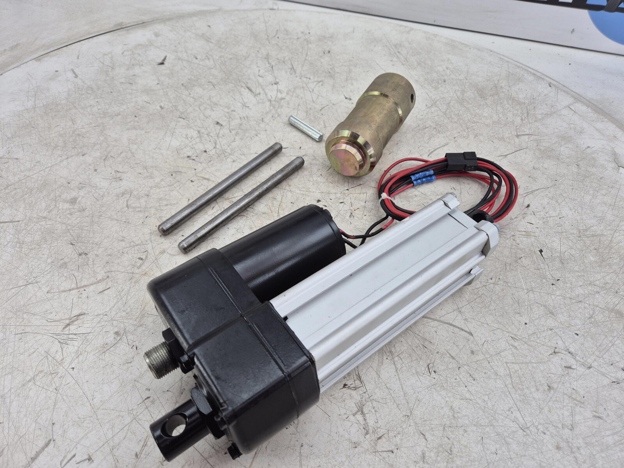 Demag AC 120 Counterweigt locking liniar motor set - Sistema eléctrico para Grúa: foto 1 Demag AC 120 Counterweigt locking liniar motor set - Sistema eléctrico para Grúa: foto 1