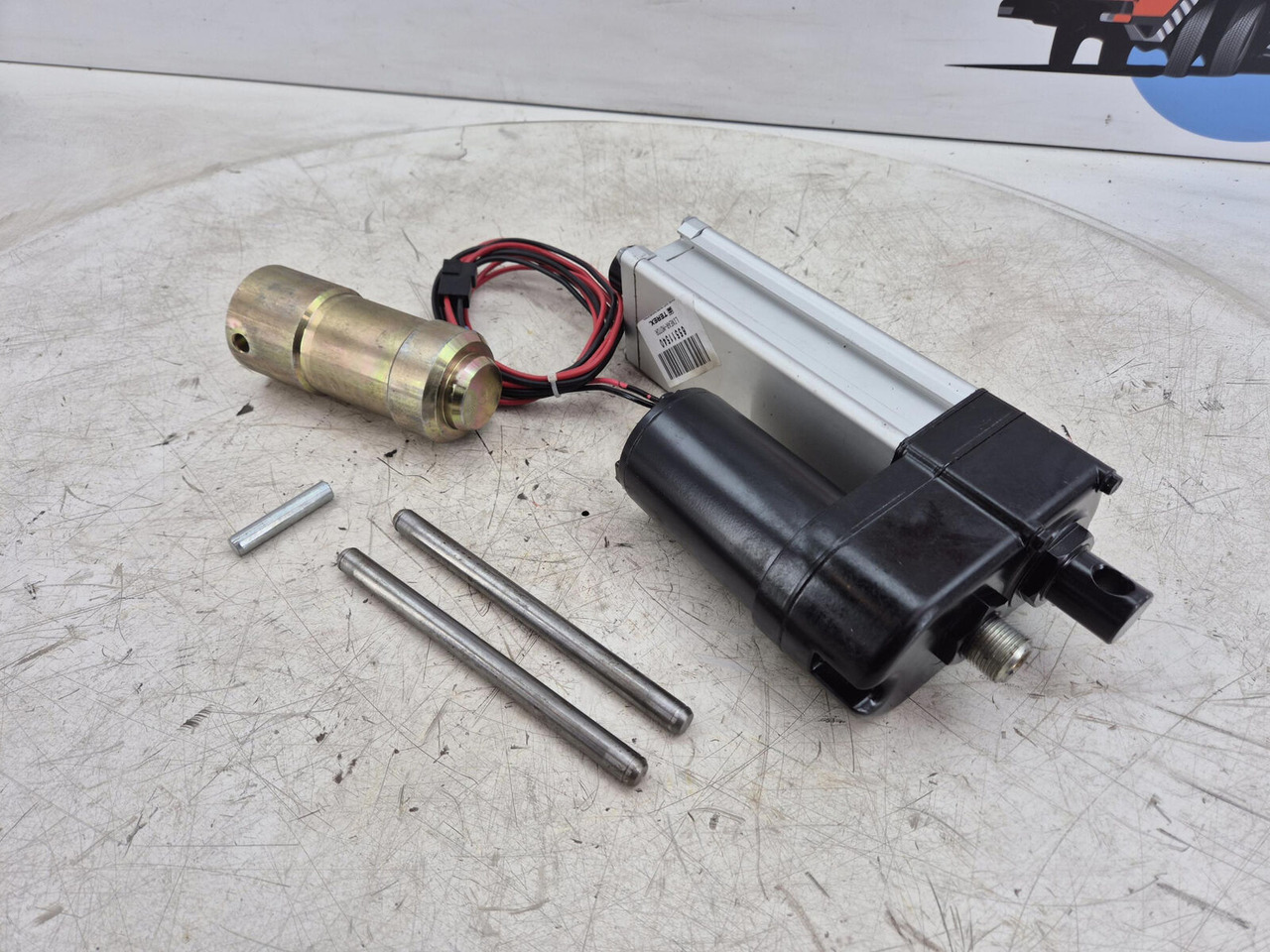 Demag AC 120 Counterweigt locking liniar motor set - Sistema eléctrico para Grúa: foto 2 Demag AC 120 Counterweigt locking liniar motor set - Sistema eléctrico para Grúa: foto 2