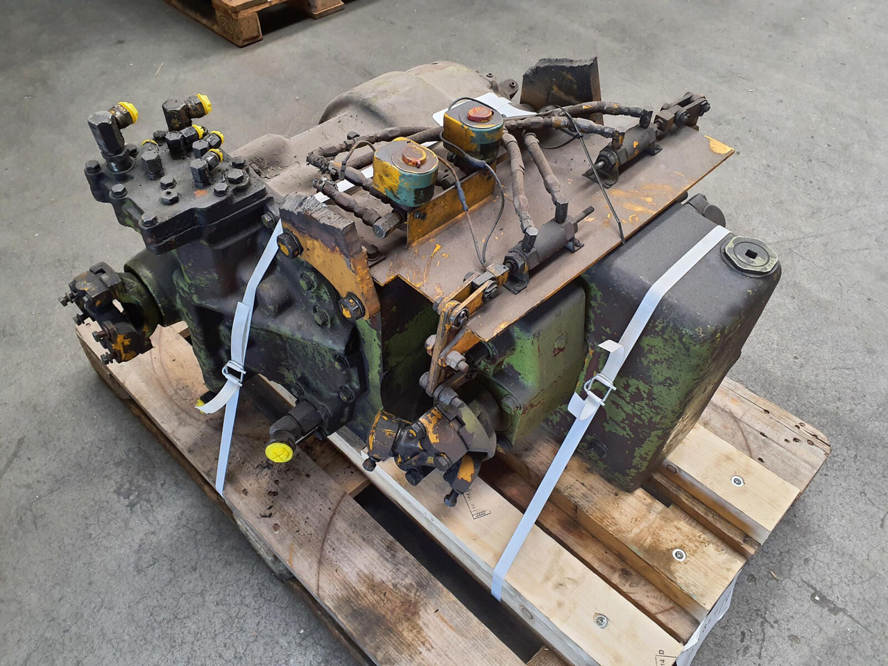 Grove RT 65S Gearbox Clark R28621-8 - Caja de cambios para Autogrúa: foto 1 Grove RT 65S Gearbox Clark R28621-8 - Caja de cambios para Autogrúa: foto 1