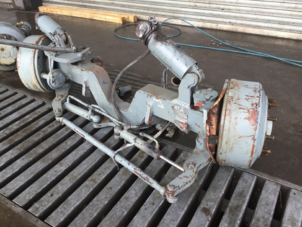 Liebherr LTM 1050-1 axle 2 - Eje y piezas para Autogrúa: foto 1 Liebherr LTM 1050-1 axle 2 - Eje y piezas para Autogrúa: foto 1