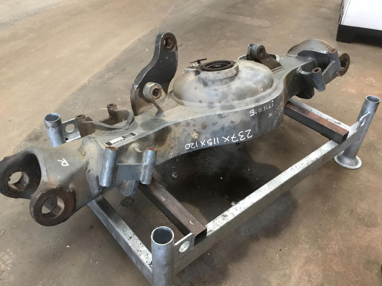 Liebherr LTM 1055-3.2 axle housing axle 2 - Eje y piezas para Autogrúa: foto 2 Liebherr LTM 1055-3.2 axle housing axle 2 - Eje y piezas para Autogrúa: foto 2